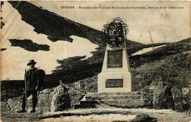 Carte postale ancienne Modane - Monument des Victimes de l'avalanche d'Arrondaz eleve... à Modane