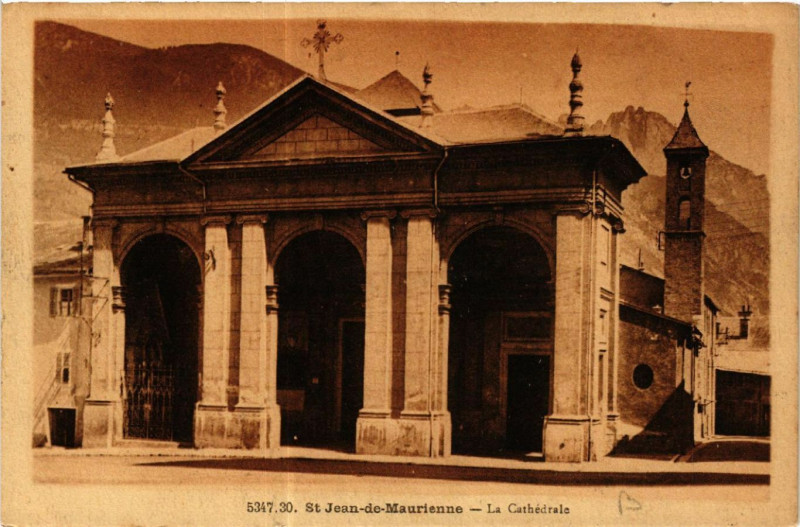 Carte postale ancienne Saint-Jean-de-Maurienne - La Cathedrale à Saint-Jean-de-Maurienne
