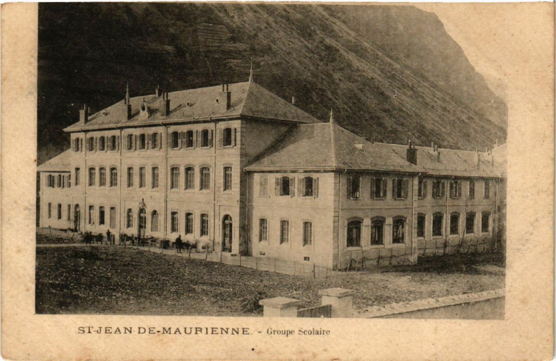 Carte postale ancienne Saint-Jean-de-Maurienne - Groupe Scolaire à Saint-Jean-de-Maurienne