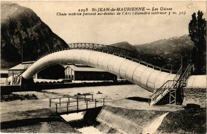 Carte postale ancienne Saint-Jean-de-Maurienne - Les Usines - Chute motrice passant au... à Saint-Jean-de-Maurienne