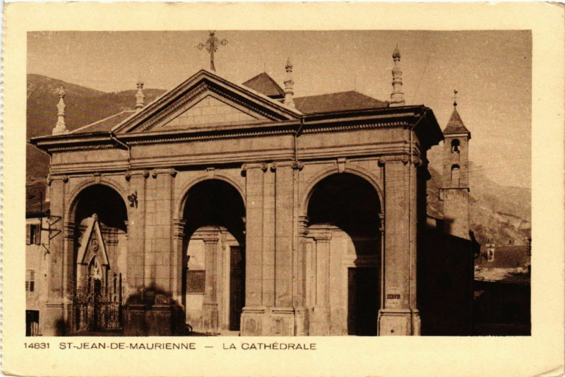 Carte postale ancienne Saint-Jean-de-Maurienne - La Cathedrale à Saint-Jean-de-Maurienne