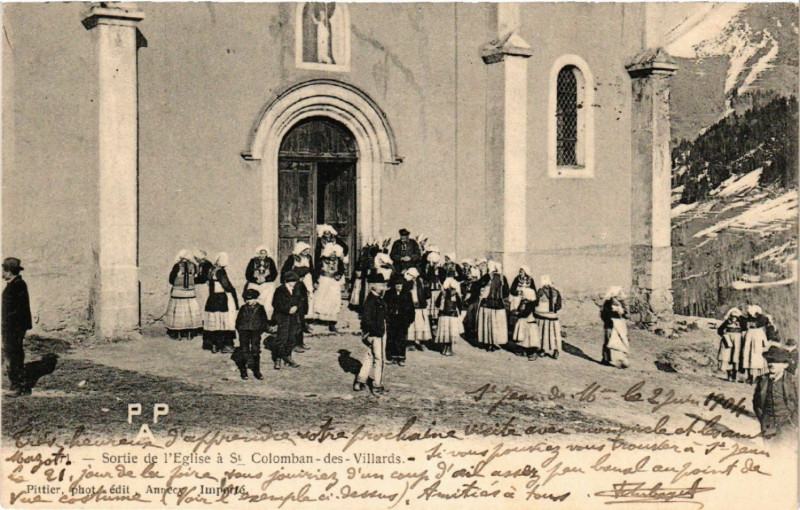 Carte postale ancienne Sortie de l'Eglise Saint-Colomban-des-Villards à Saint-Colomban-des-Villards