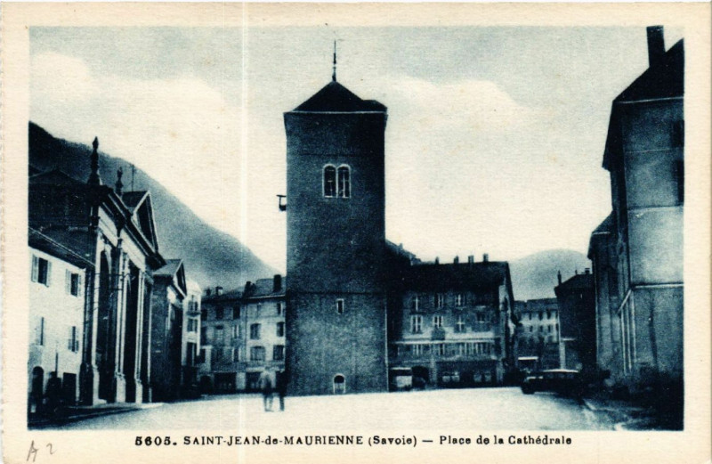 Carte postale ancienne Saint-Jean-de-Maurienne - Place de la Cathedrale à Saint-Jean-de-Maurienne