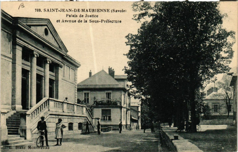 Carte postale ancienne Saint-Jean-de-Maurienne - Palais de Justice et Avenue à Saint-Jean-de-Maurienne
