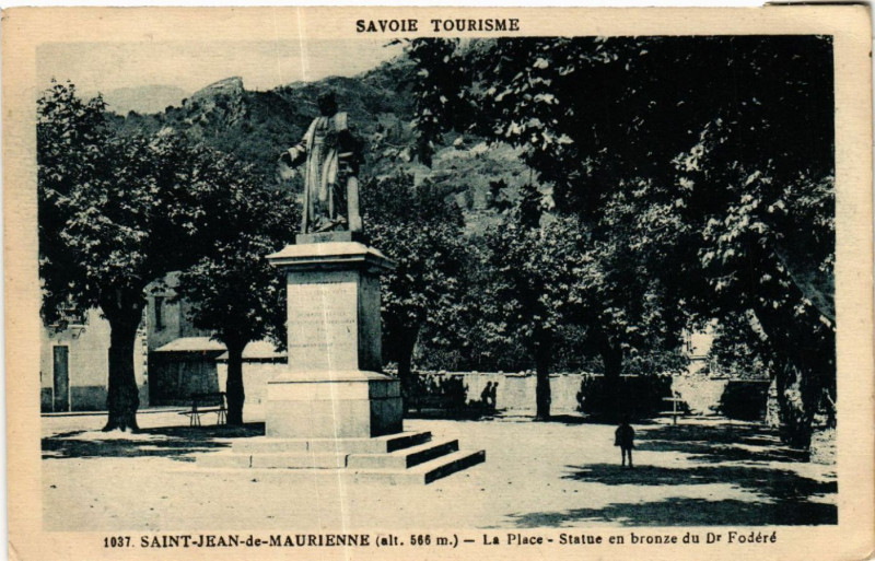 Carte postale ancienne Saint-Jean-de-Maurienne (alt 566 m) - La Place - Statue en bronze à Saint-Jean-de-Maurienne