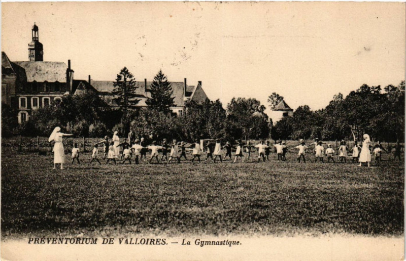 Carte postale ancienne Preventorium de VALLOIREs - La Gymnastique à Valloire