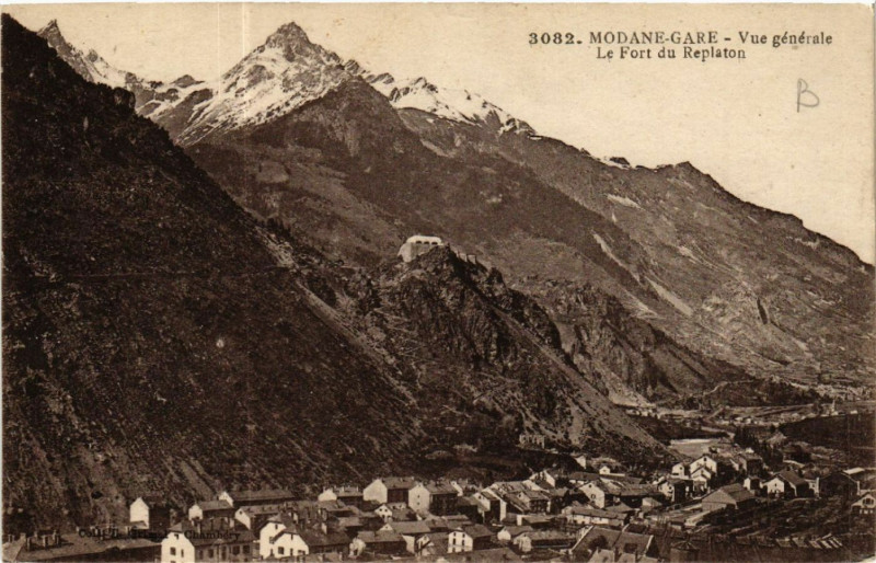Carte postale ancienne Modane-Gare - Vue générale - Le Fort du Replaton à Modane
