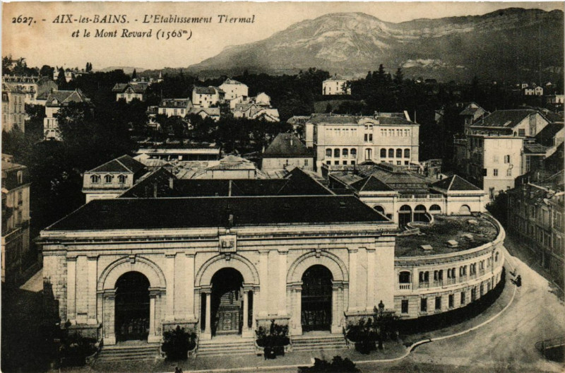 Carte postale ancienne Aix-les-Bains - L'Etabl. Thermal et le Mont Revard (1568 m) à Aix-les-Bains