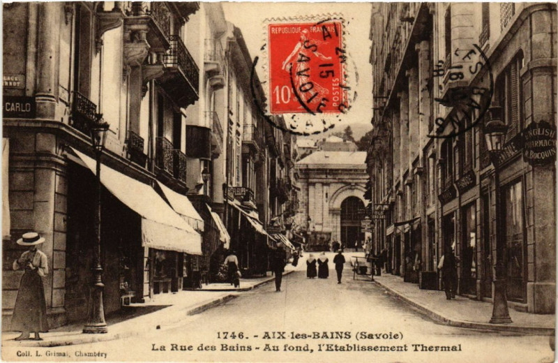 Carte postale ancienne Aix-les-Bains - La Rue des Bains - Au fond l'Etabl. à Aix-les-Bains