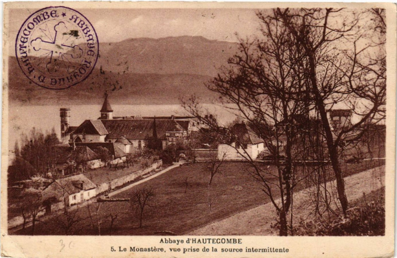 Carte postale ancienne Abbaye d'Hautecombe - Le Monastere vue prise de la source