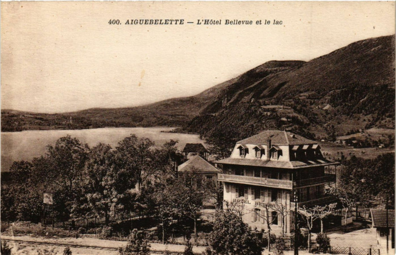 Carte postale ancienne Aiguebelette - L'Hotel Bellevue et le lac