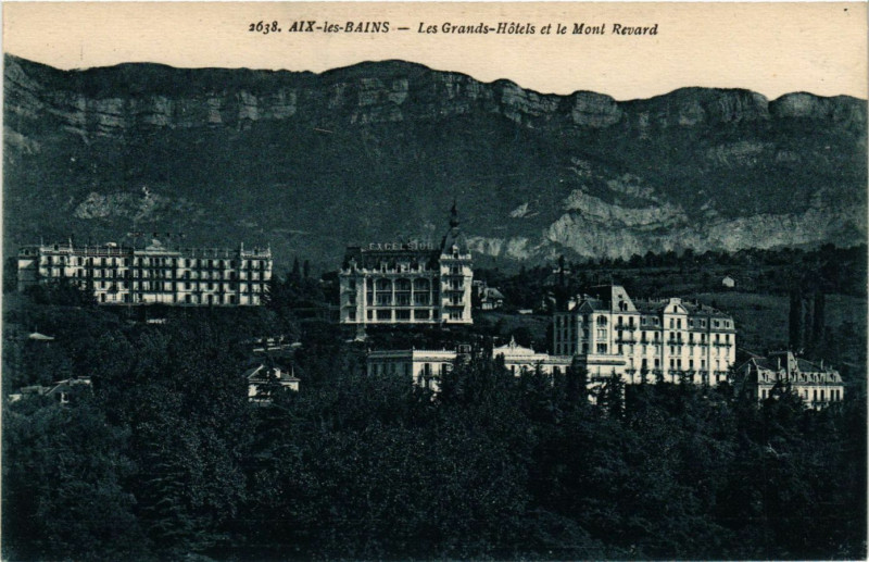 Carte postale ancienne Aix-les-Bains - Les Grands-Hotels et le Mont Revard à Aix-les-Bains