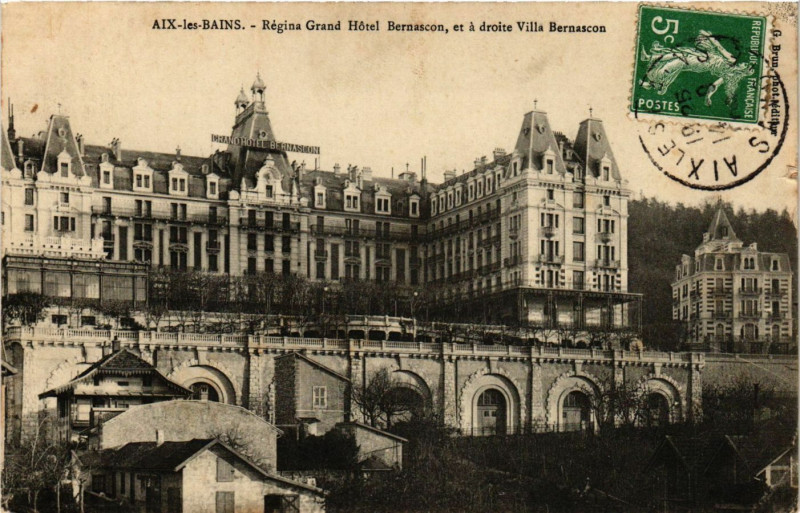 Carte postale ancienne Aix-les-Bains - Regina Grand Hotel Bernascon a droite Villa à Aix-les-Bains