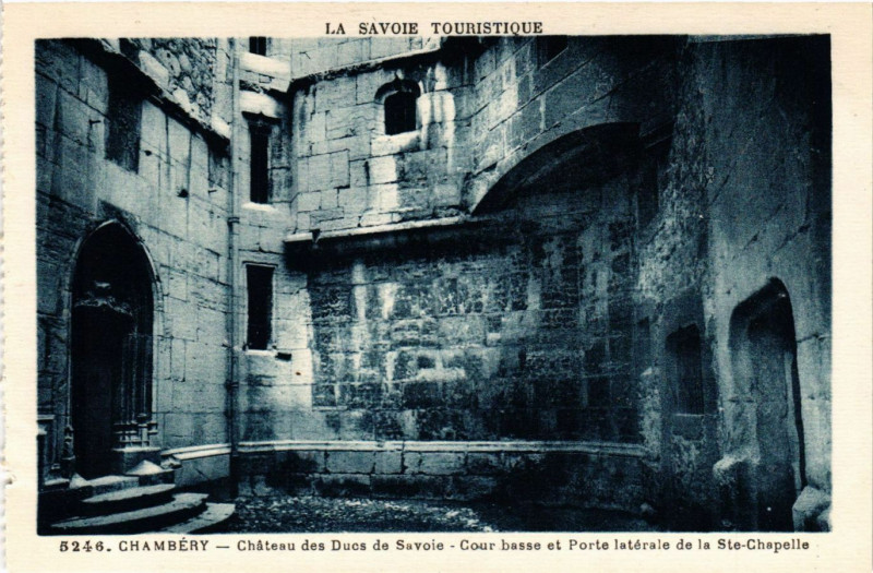 Carte postale ancienne Chambery Chateau des Ducs de Savoie Cour basse et Porte laterale à Chambéry