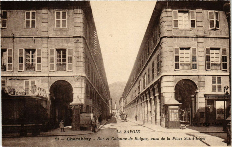 Carte postale ancienne Chambery - Rue et Colonne de Boigne vues de la Place St-Leger à Chambéry