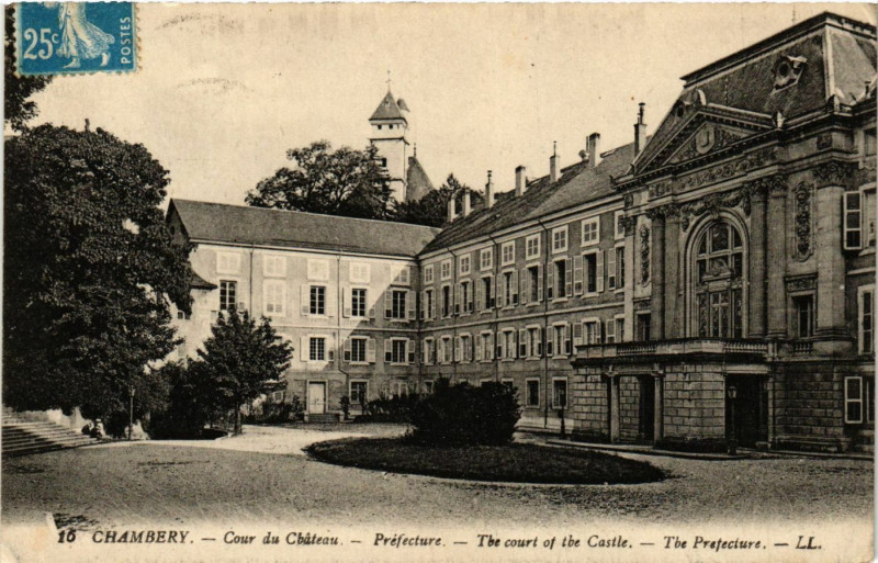 Carte postale ancienne Chambery - Cour du Chateau - Prefecture - The court of the Castle à Chambéry