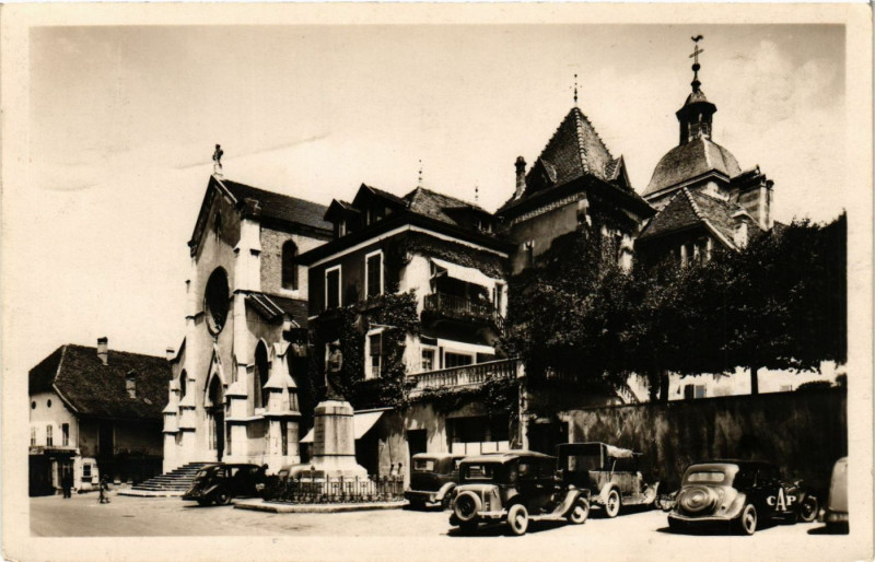 Carte postale ancienne Saint-Genix-sur-Guiers - Place de l'Eglise