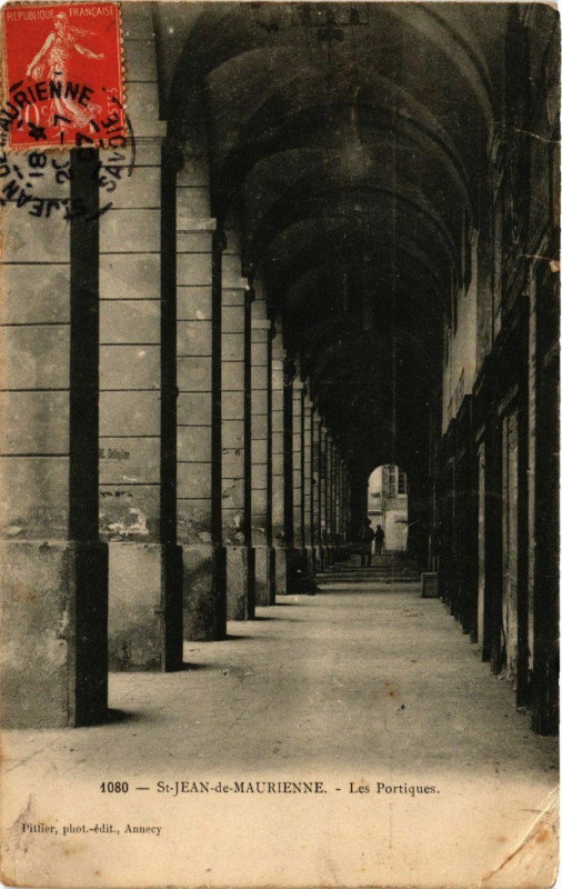 Carte postale ancienne Saint-Jean-de-Maurienne - Les Portiques à Saint-Jean-de-Maurienne