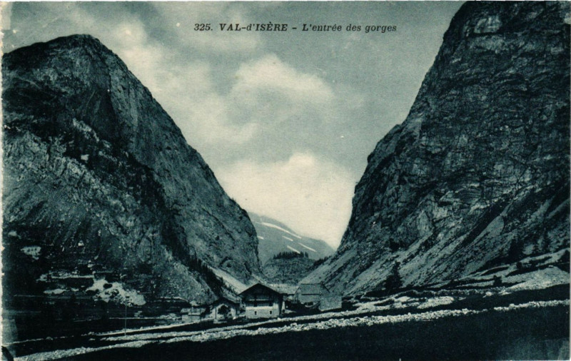 Carte postale ancienne Val d'Isere - L'entrée des gorges à Val-d'Isère