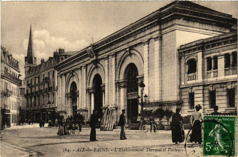Carte postale ancienne Aix-les-Bains - L'Eablissement Thermal et Porteurs à Aix-les-Bains