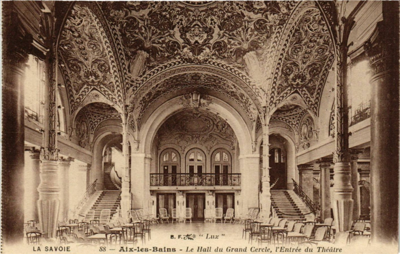 Carte postale ancienne Aix-les-Bains - Le Hall du Grand Cercle l'Entrée du Theatre à Aix-les-Bains