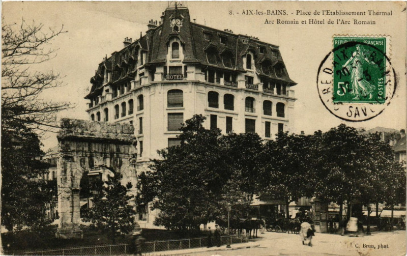 Carte postale ancienne Aix-les-Bains Place de l'Eablissement Thermal-Arc Romain et Hotel à Aix-les-Bains