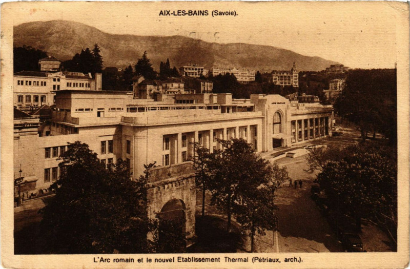 Carte postale ancienne Aix-les-Bains - L'Arc romain et le nouvel Etabl. à Aix-les-Bains