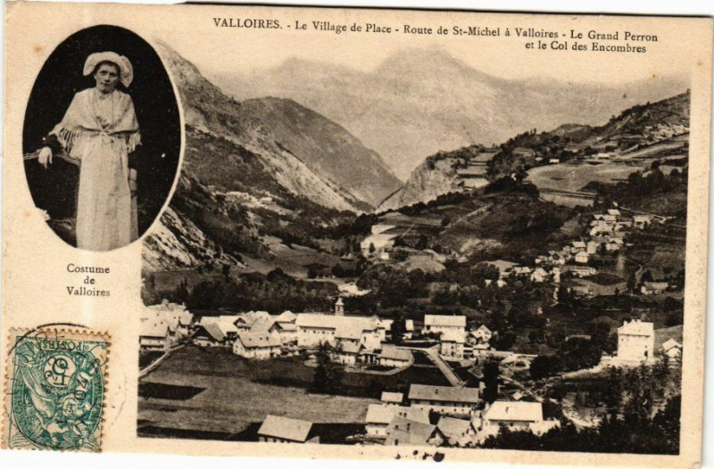 Carte postale ancienne VALLOIREs - Le Village de Place Route de Saint-Michel a VALLOIREs à Valloire