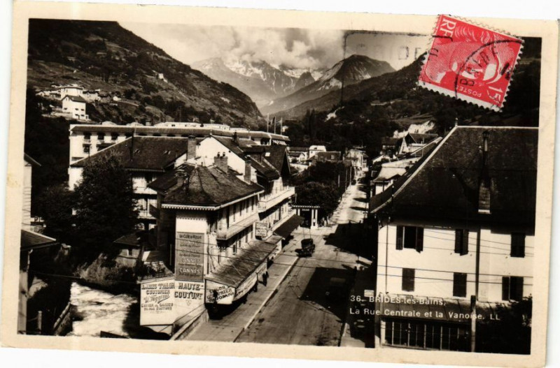 Carte postale ancienne Brides-les-Bains - La Rue Centrale et la Vanoise à Brides-les-Bains