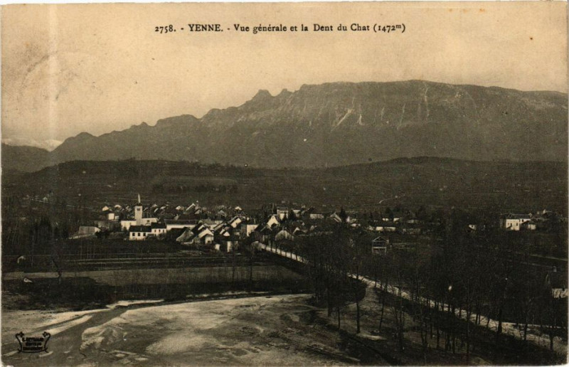 Carte postale ancienne Yenne - Vue générale et la Dent du Chat à Yenne