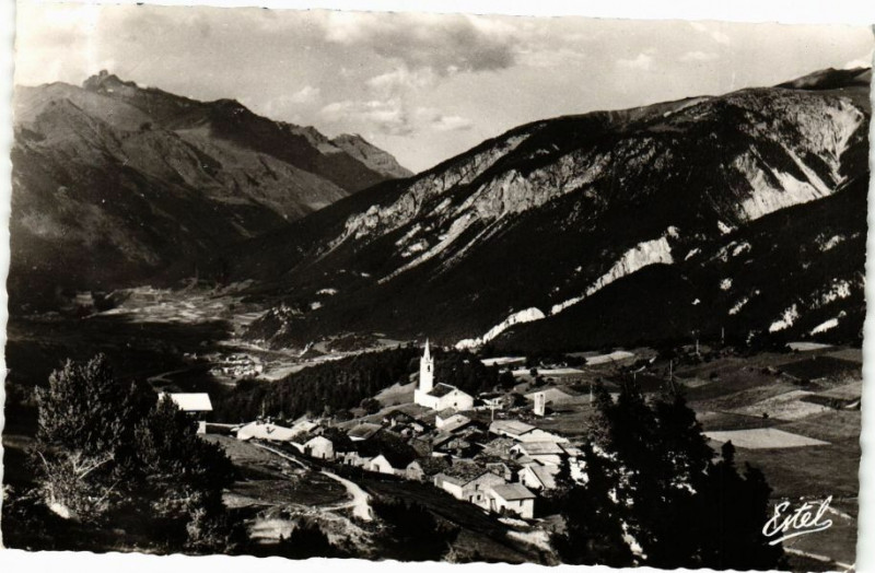 Carte postale ancienne Sardieres - Vue générale le Roc Noir