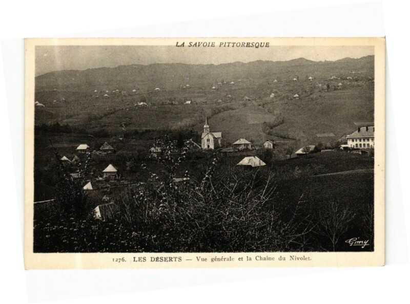 Carte postale ancienne Les Deserts - Vue générale et la Chaine du Nivolet aux Déserts