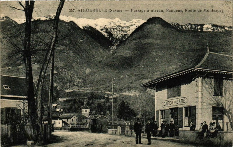 Carte postale ancienne Aiguebelle - Passage a niveau Randens Route de Montsapey à Montsapey