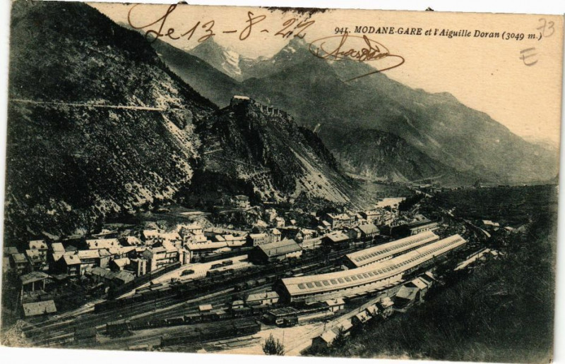 Carte postale ancienne Modane - Gare et l'Aiguille Doran à Modane