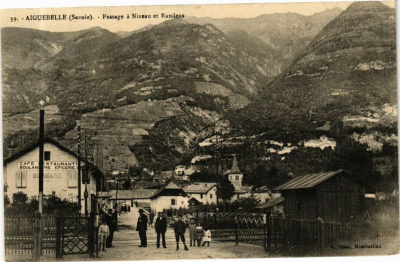 Carte postale ancienne Aiguebelle - Passage a Niveau et Randens
