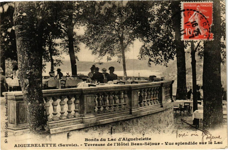Carte postale ancienne Aiguebelette - Terrasse de L'Hotel Beau-Sejour