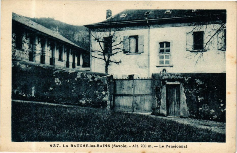 Carte postale ancienne La Bauche-les-Bains - Alt. 700 m Le Pensionnat à La Bauche