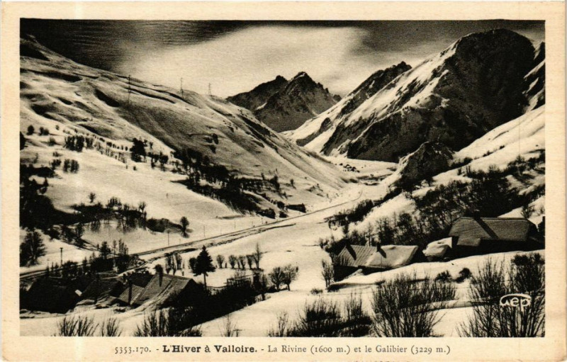 Carte postale ancienne L'hiver a Valloire - La Rivine (1600 m) et le Galibier (3229 m) à Valloire