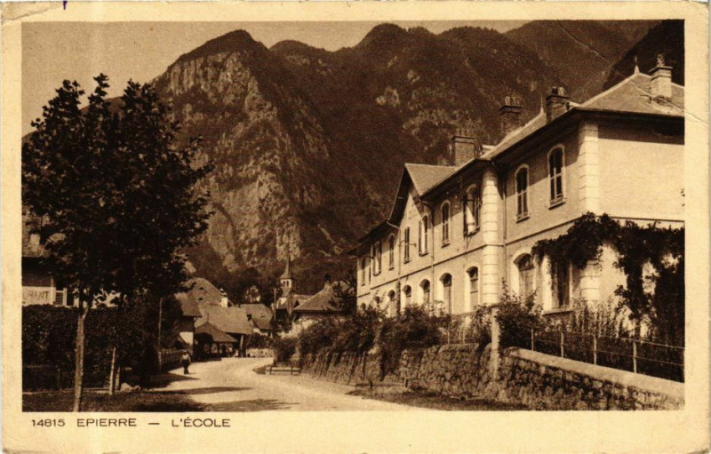 Carte postale ancienne Epierre - L'Ecole à Épierre