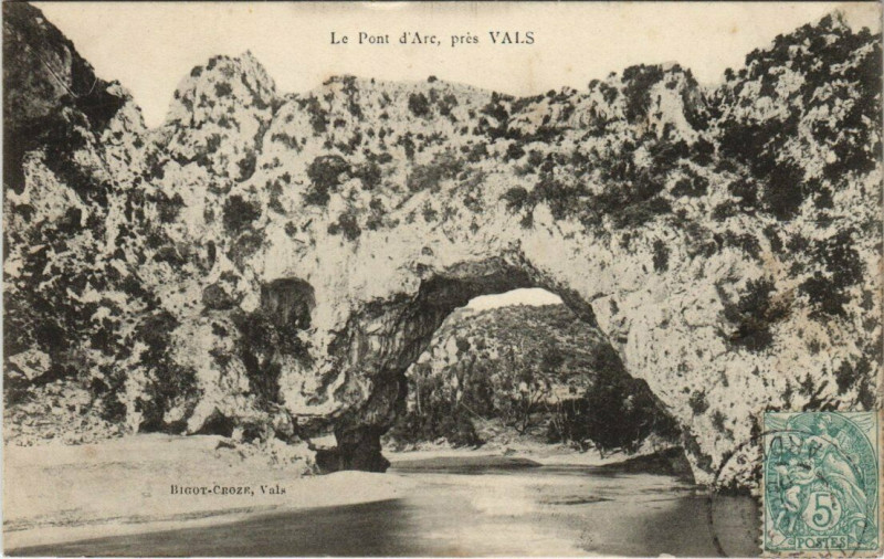 Carte postale ancienne Le Pont d'Arc prés Vals