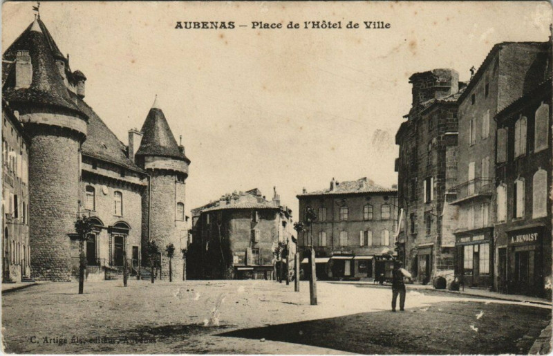 Carte postale ancienne Aubenas - Place de l'Hotel de Ville à Aubenas