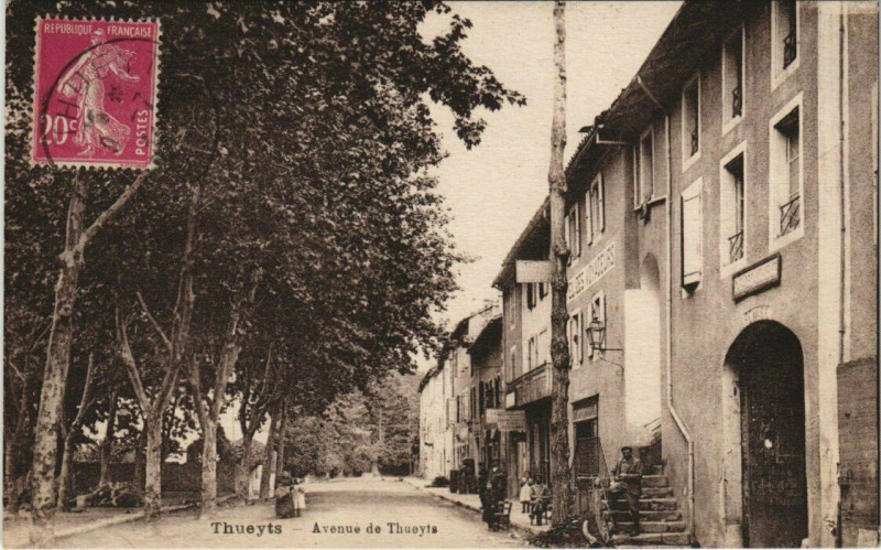 Carte postale ancienne Thueyts - Avenue de Thueyts à Thueyts