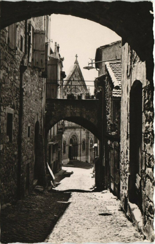 Carte postale ancienne Aubenas - La vieille rue à Aubenas