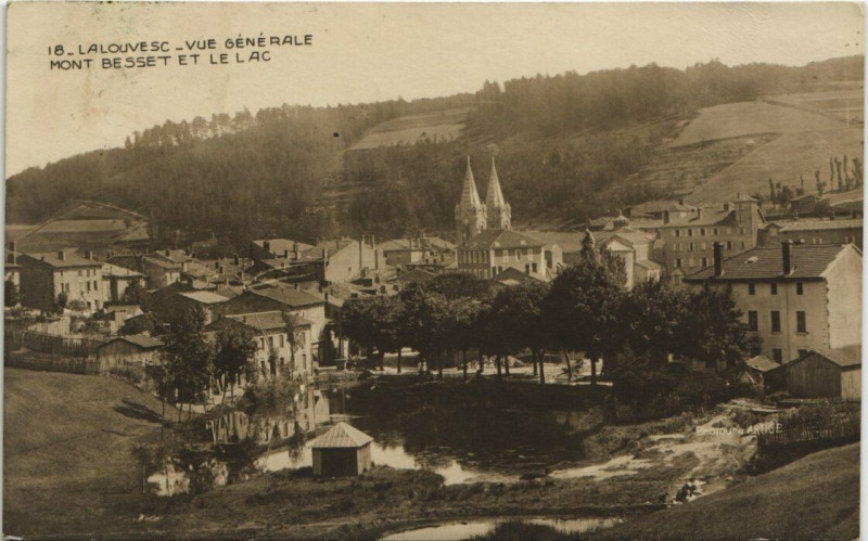 Carte postale ancienne Lalouvesc - Vue générale à Lalouvesc
