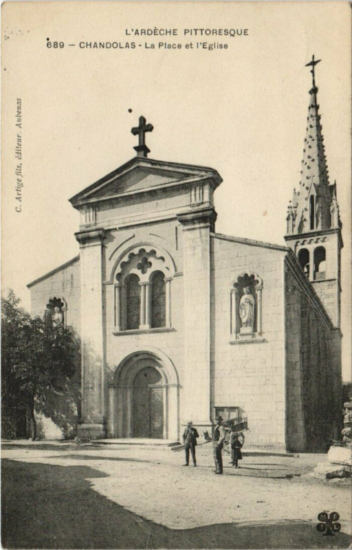 Carte postale ancienne Chandolas - La Place et l'Eglise à Chandolas