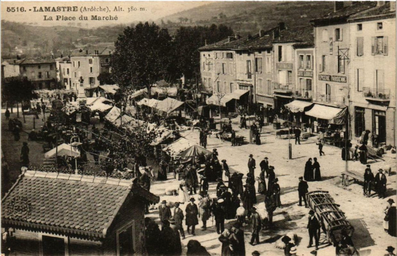 Carte postale ancienne Lamastre La Place du Marche à Lamastre