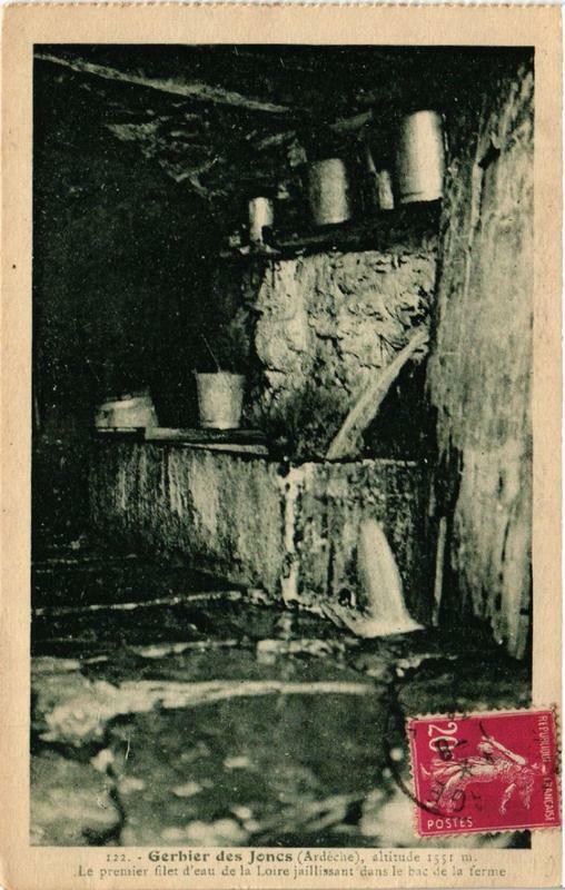 Carte postale ancienne Gerbier-des-Joncs Le premier filet d'eau de la Loire