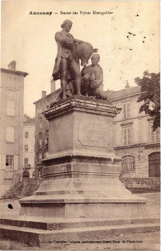 Carte postale ancienne Annonay Statue des Freres Montgolfier à Annonay