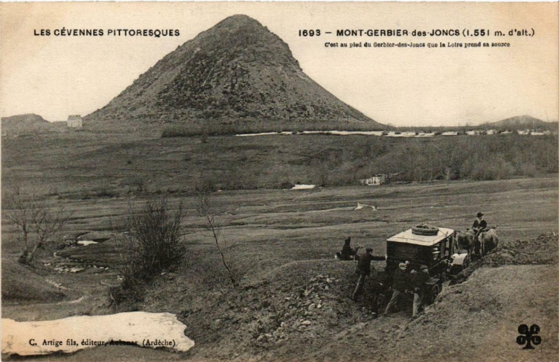 Carte postale ancienne Mont Gerbier-des-Joncs C'est au pied du Gerbier-des-Joncs
