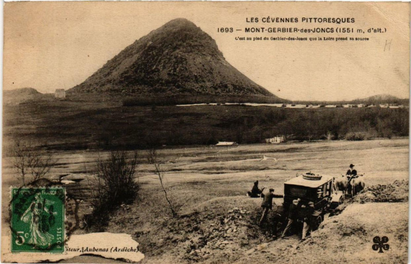 Carte postale ancienne Mont Gerbier-des-Joncs C'est au pied du Gerbier-des-Joncs
